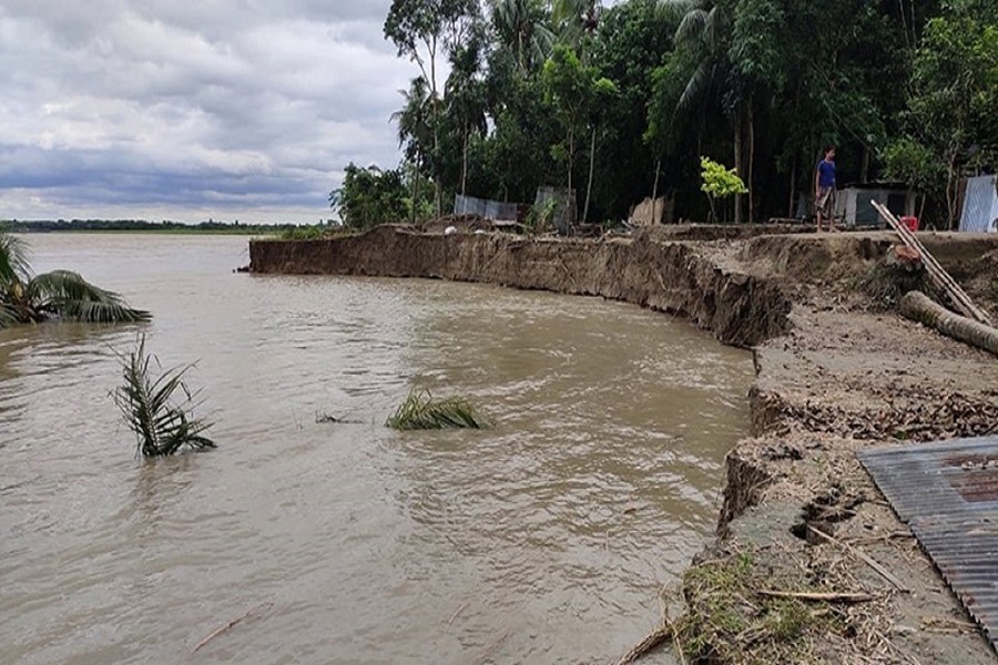 A vast tract of land with homesteads and other structures disappeared into the gorge of the eroding Madhumati River in Alfadanga upazila of Faridpur district — FE photo