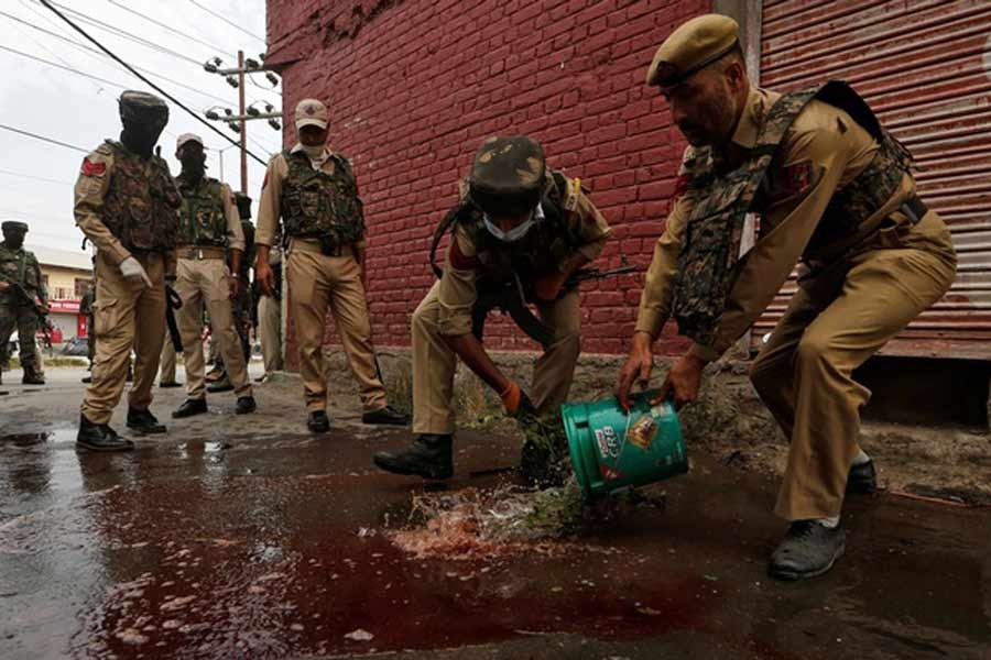Militants kill two police in Kashmir