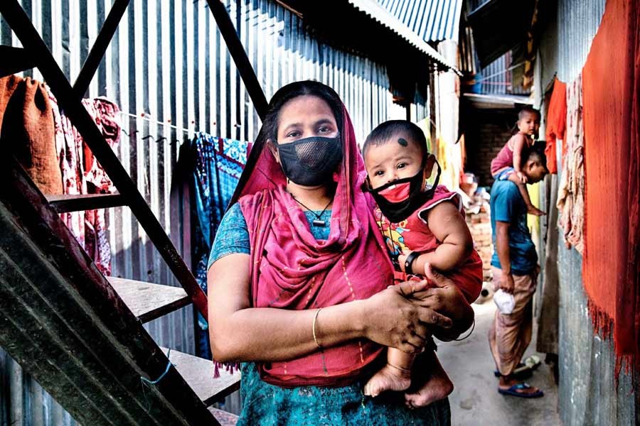 A mother with her child at  Korail slum  in Dhaka  —WFP  Photo