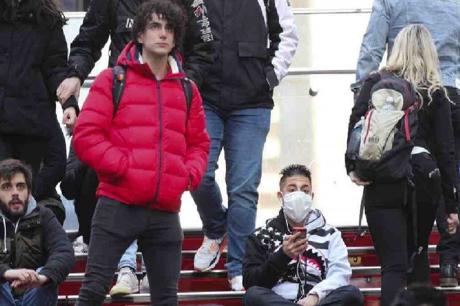 Tourists look around at Times Square in New York, the United States — Xinhua/Files