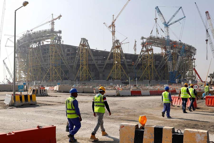 Qatar sets new minimum wage, lifts restriction on changing jobs