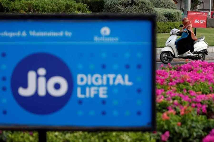 India's Reliance Jio to roll out 100m low-cost phones by December