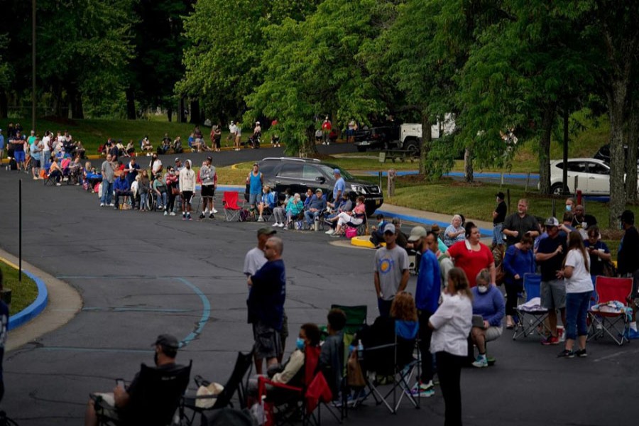 FILE PHOTO: People line up outside Kentucky Career Center prior to its opening to find assistance with their unemployment claims in Frankfort, Kentucky, U.S. June 18, 2020. REUTERS/Bryan Woolston