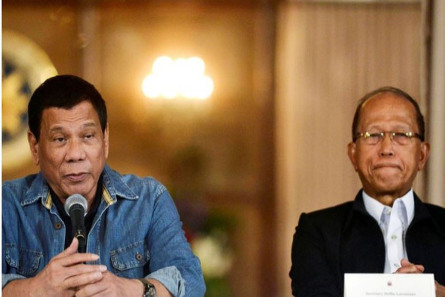 Philippine President Rodrigo Duterte announces the disbandment of police operations against illegal drugs next to Defence Secretary Delfin Lorenzana at the Malacanang palace in Manila, Philippines Jan 29, 2017. REUTERS
