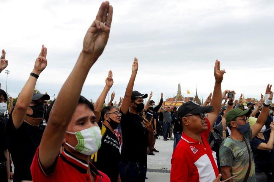 Pro-democracy protesters flashing the three-fingers salute, attend a mass rally to call for the ouster of prime minister Prayuth Chan-ocha's government and reforms in the monarchy, in Bangkok, Thailand, September 20, 2020. REUTERS/Jorge Silva