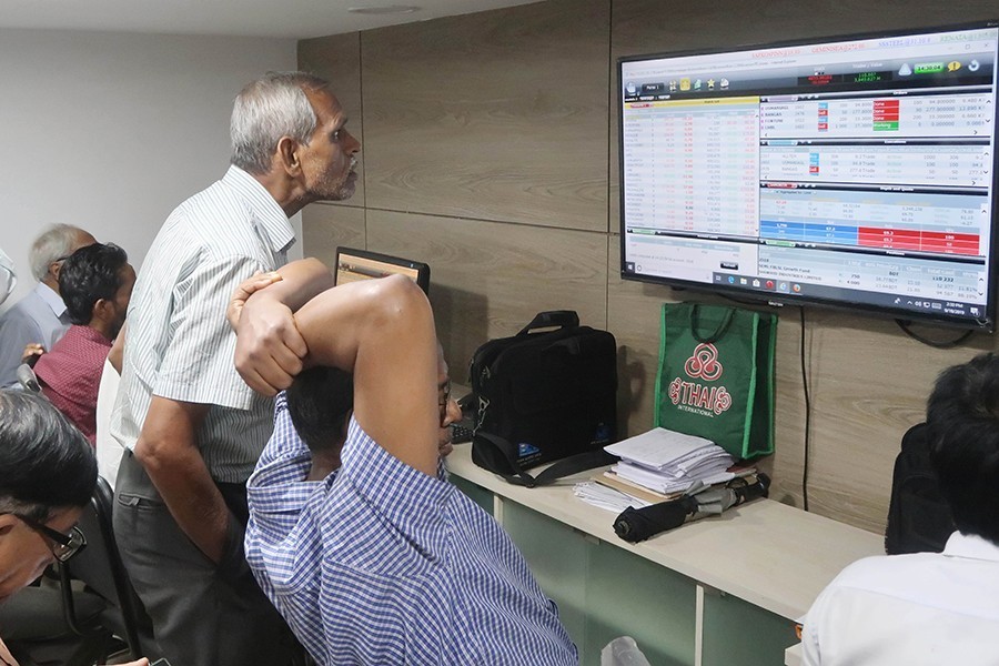 Investors react while monitoring stock price movements on computer screens at a brockerage house in Dhaka city — FE/Files