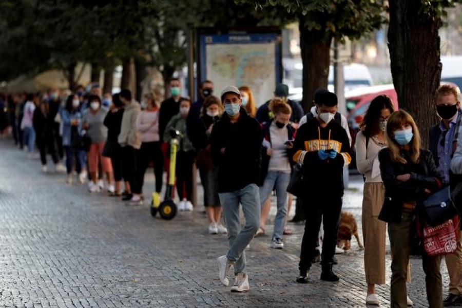 People wait in line to be tested for the coronavirus disease (COVID-19) before a sampling station opens at Wenceslas Square in Prague, Czech Republic, Sept 16, 2020. REUTERS/David W Cerny/File Photo
