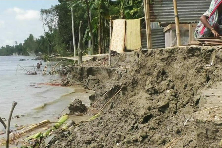 Fresh erosion by the Jamuna river has taken a serious turn in different places in Bhuapur and Kalihati upazilas of Tangail district creating panic among the residents of the river banks — FE Photo