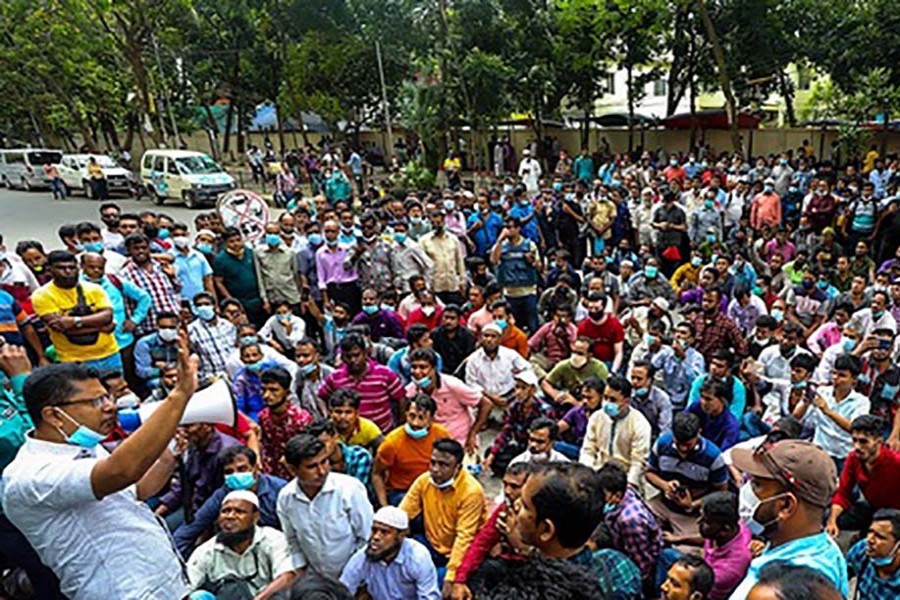 A group of Bangladeshi migrants who work in Saudi Arabia demonstrate in front of the Ministry of Expatriates' Welfare and Overseas Employment at Dhaka's Old Elephant Road after failing to get air tickets to return to their country of employment, Sept 23, 2020. Photo: Mahmud Zaman Ovi/bdnews24.com