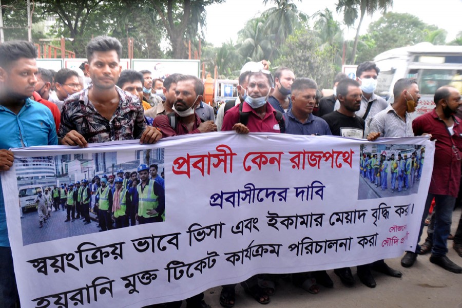 Saudi Arabia-bound stranded migrant workers stage demonstration in front of the Foreign Ministry in Dhaka on Tuesday, demanding the automatic renewals of visas and extension of Iqama — Focus Bangla photo