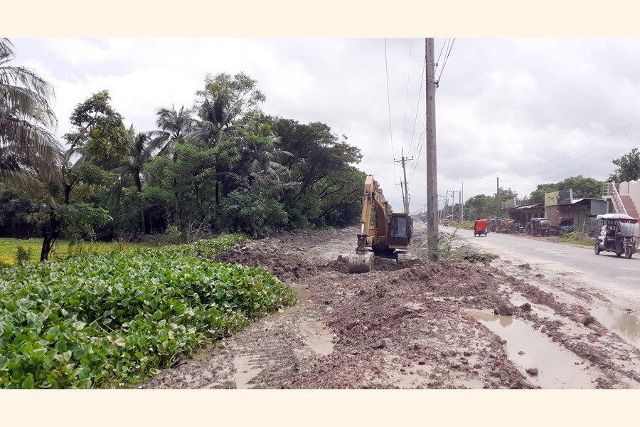 Berula canal in Cumilla is being filled up for the construction of the Cumilla-Noakhali four-lane highway. The picture was snapped from Batabaria area of Laksham upazila — FE Photo