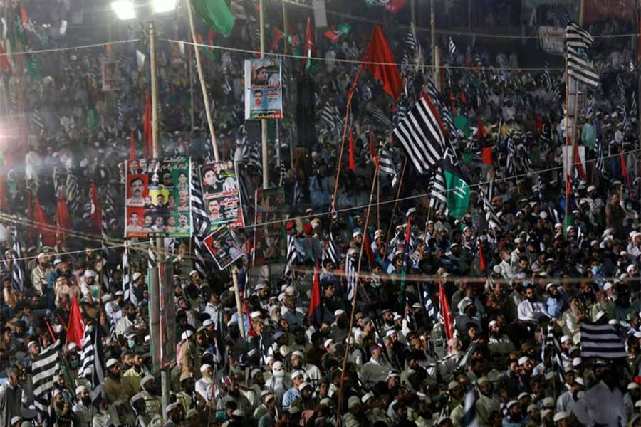 Tens of thousands rally in Karachi against Imran Khan