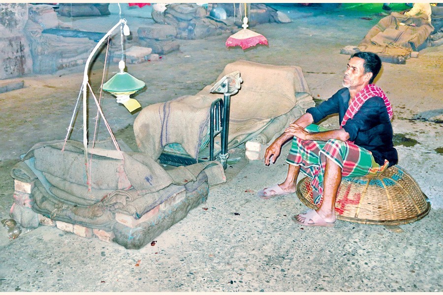 With a disappointed look on his face, a labourer sitting idle at a deserted wholesale market at Karwanbazar in the city on Tuesday, as traders refrained from selling potatoes for the last two days over some contentious issues arising out of sudden price hike of the essential kitchen item — FE photo by Shafiqul Alam