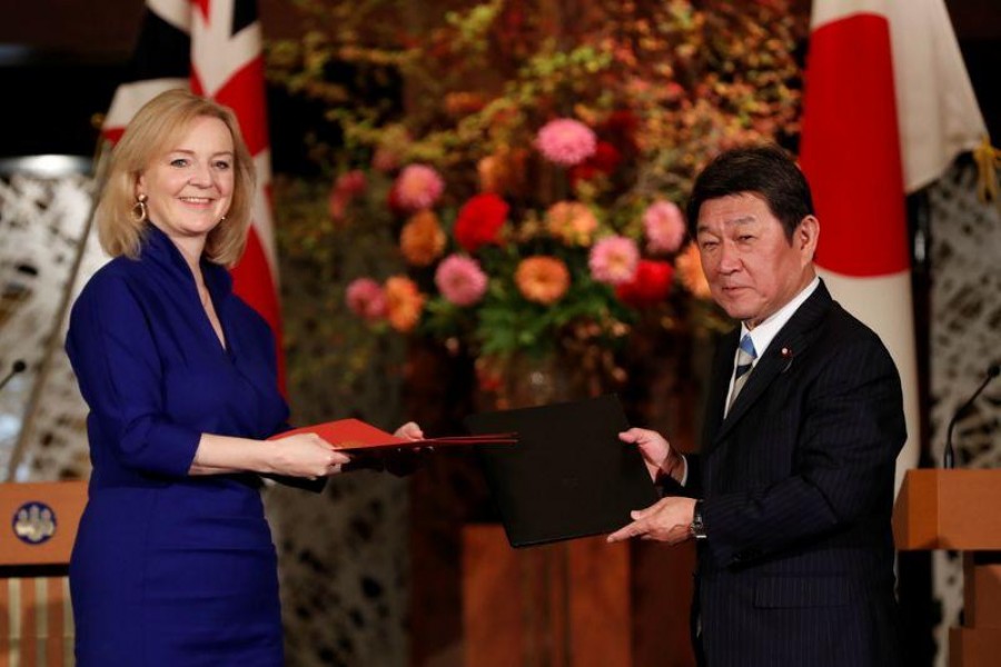Britain's International Trade Secretary Elizabeth Truss and Japanese Foreign Minister Toshimitsu Motegi pose with documents at a signing ceremony of the UK-Japan Comprehensive Economic Partnership Agreement in Tokyo, Japan on October 23, 2020 — Reuters photo