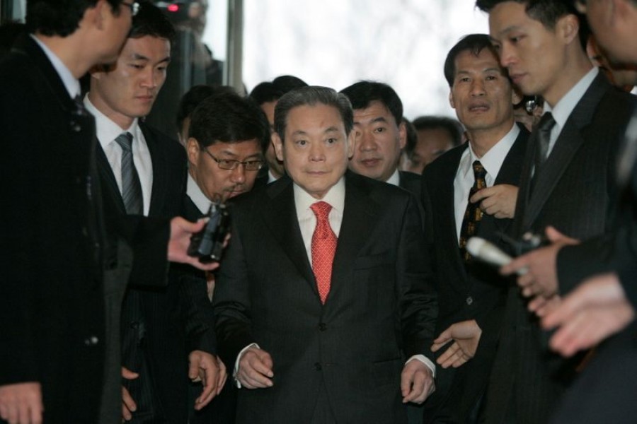 FILE PHOTO: Samsung Group chairman Lee Kun-hee (C) arrives at a main office of the Federation of Korean Industries, the country' biggest business lobby group, to meet President-elect Lee Myung-bak with other businessmen in Seoul December 28, 2007. REUTERS/Han Jae-Ho/File Photo
