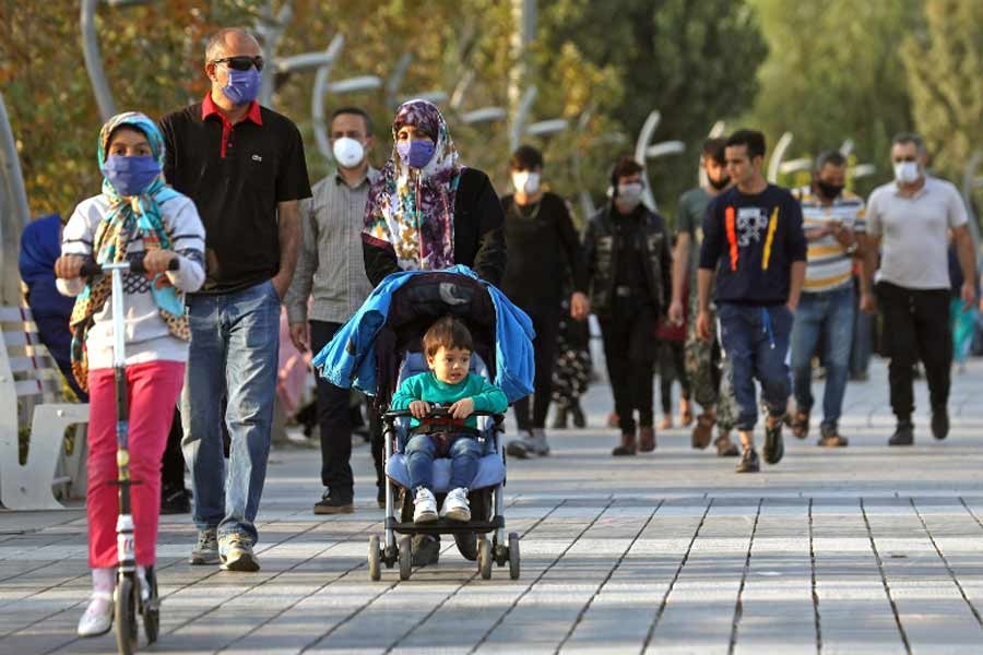 Iranian people are wearing masks amid a rise in the coronavirus infections. The photo was taken on Friday from West Tehran. –Reuters Photo
