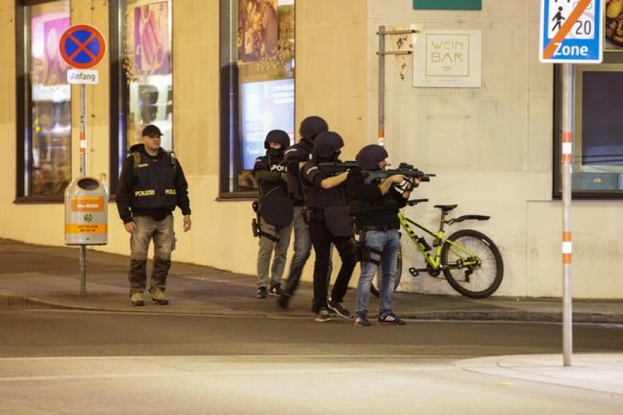 Police officers aim their weapons on the corner of a street after exchanges of gunfire in Vienna, Austria November 2, 2020. REUTERS/Lisi Niesner