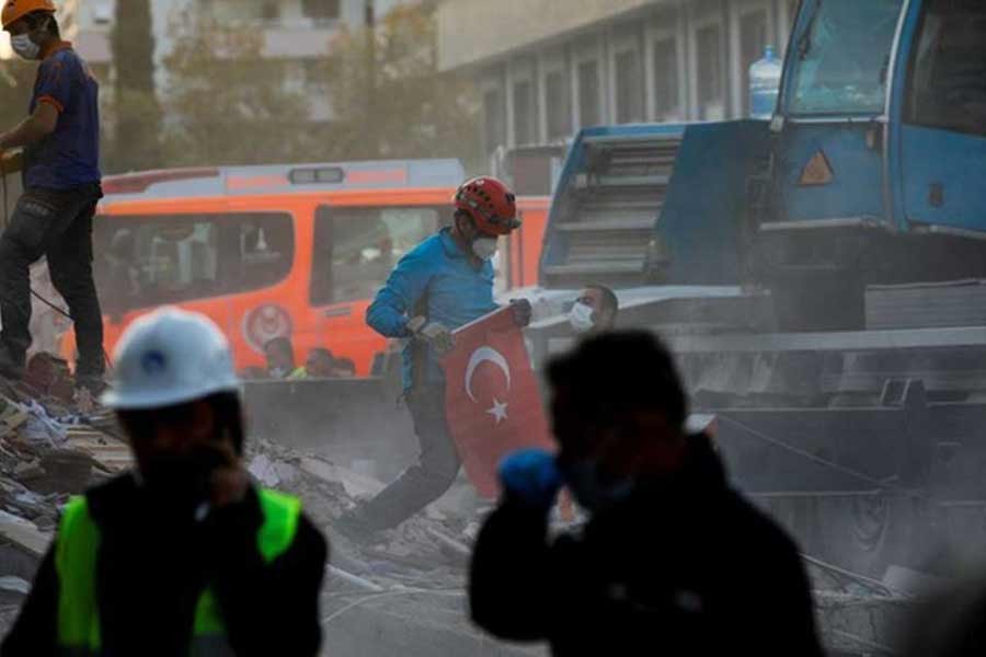 Death toll climbs to 100 from earthquake in Turkey