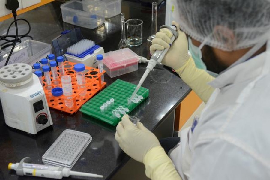 A research scientist works inside a laboratory of India's Serum Institute, the world's largest maker of vaccines, which is working on vaccines against the coronavirus disease (Covid-19) in Pune, India, May 18, 2020. REUTERS/Euan Rocha/File Photo