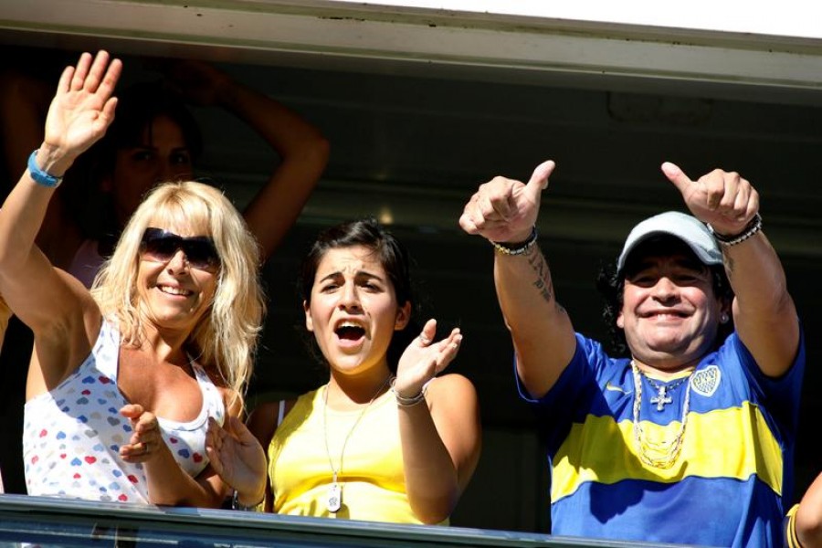 Argentine football legend Diego Maradona (R), his daughter Giannina and his ex-wife Claudia Villafane (L) cheer for Boca Juniors during their First Division football match against Rosario Central in the Argentine championship in Buenos Aires February 18, 2007 – Reuters/Files