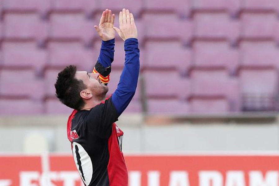 FC Barcelona's Lionel Messi celebrates scoring their fourth goal wearing a Newell's Old Boys shirt in reference to former player Diego Maradona  — Reuters/Files