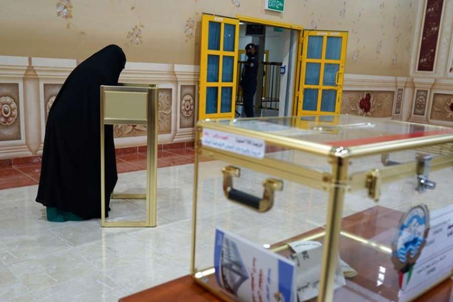 Kuwaitis go to polls as economy poses challenge for new emir