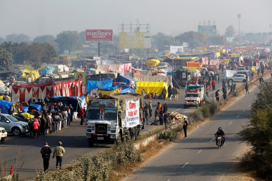 A view of a crowded highway as farmers protest against new farm laws at a state border in Shahjahanpur, in the desert state of Rajasthan, near New Delhi, India, December 26, 2020. REUTERS/Adnan Abidi