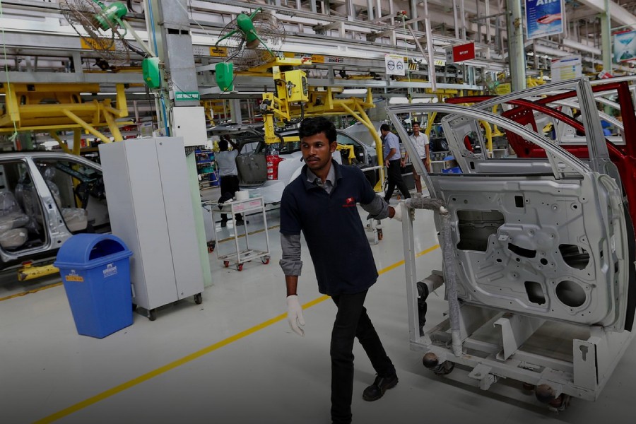 An employee works inside the Mahindra & Mahindra manufacturing plant in Chakan, India, September 30, 2016. Picture taken September 30, 2016. REUTERS/Danish Siddiqui/File Photo