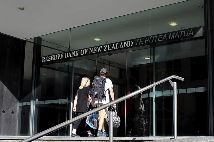 Two people walk towards the entrance of the Reserve Bank of New Zealand located in the New Zealand capital city of Wellington, March 22, 2016 — Reuters/Files