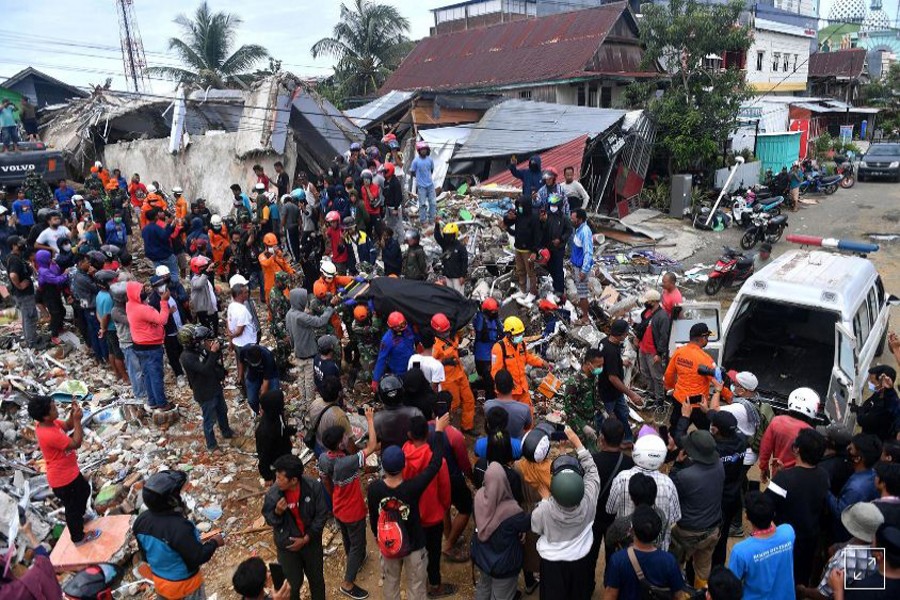 Aftershock jolts Indonesia quake zone as rescuers hunt for survivors
