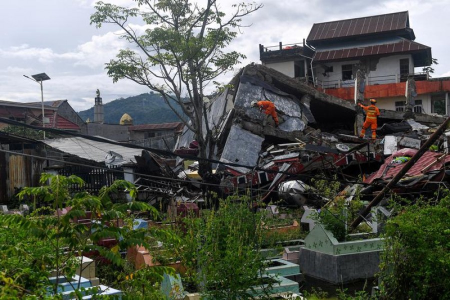 Search and rescue personnel inspect a collapsed building following an earthquake in Mamuju, West Sulawesi province, Indonesia, January 16, 2021 —Antara Foto via Reuters