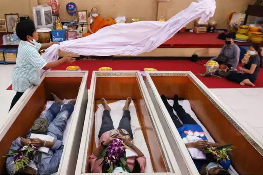 Fortune or fresh starts: Thais seek change with mock funerals