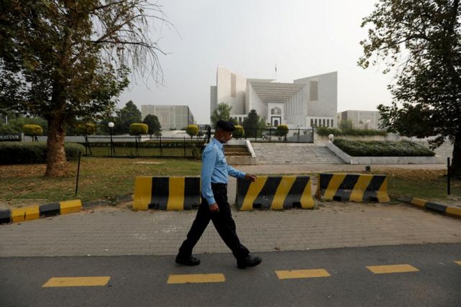 A policeman walks past the Supreme Court building in Islamabad, Pakistan, October 31, 2018 — Reuters/Files