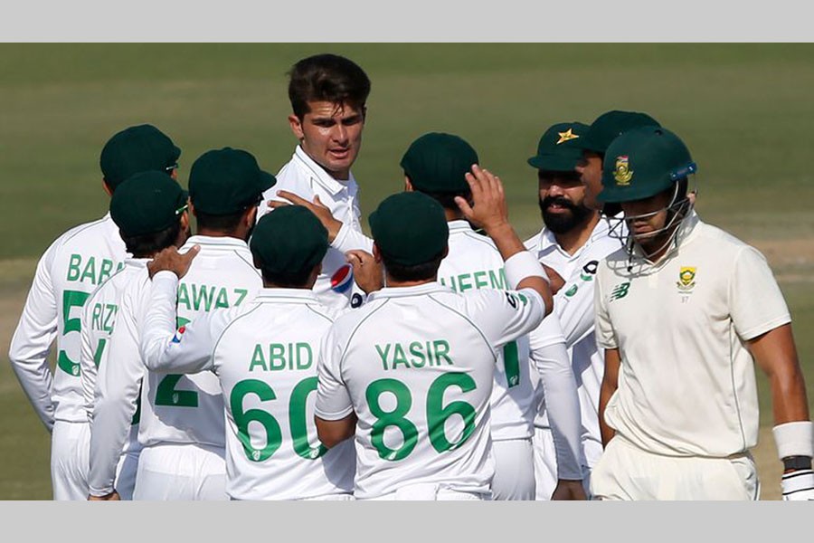 South Africa lose top four batsmen after restricting Pakistan for 272