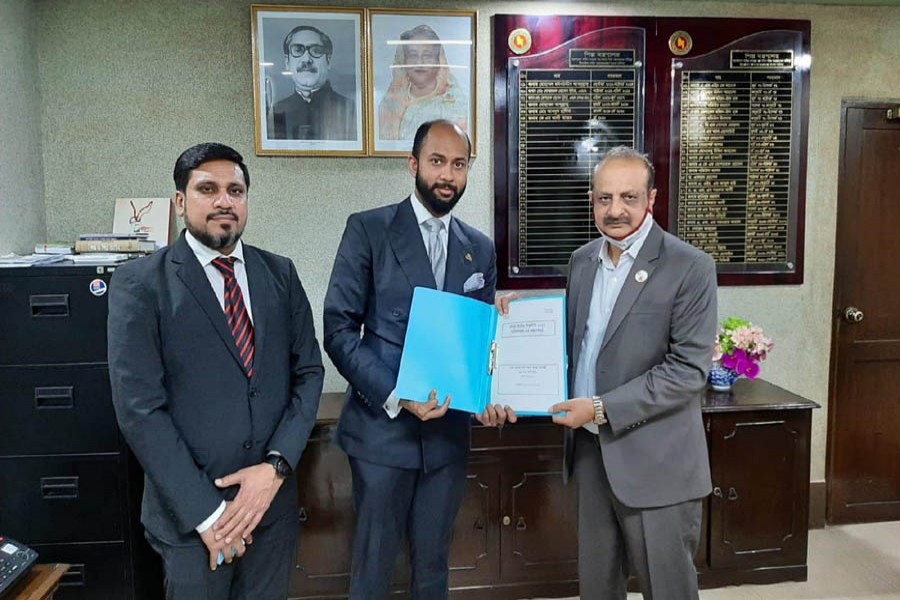 DCCI President Rizwan Rahman on Tuesday hands over a total of 25 recommendations to Industries Ministry Secretary K M Ali Azam ahead of the Industrial Policy 2021.