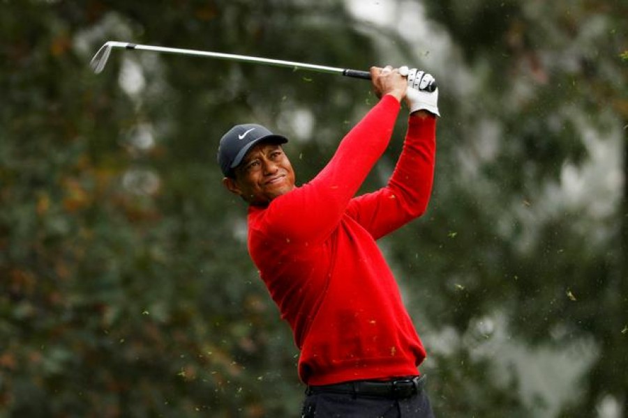 Tiger Woods suffers serious leg injuries in car crash