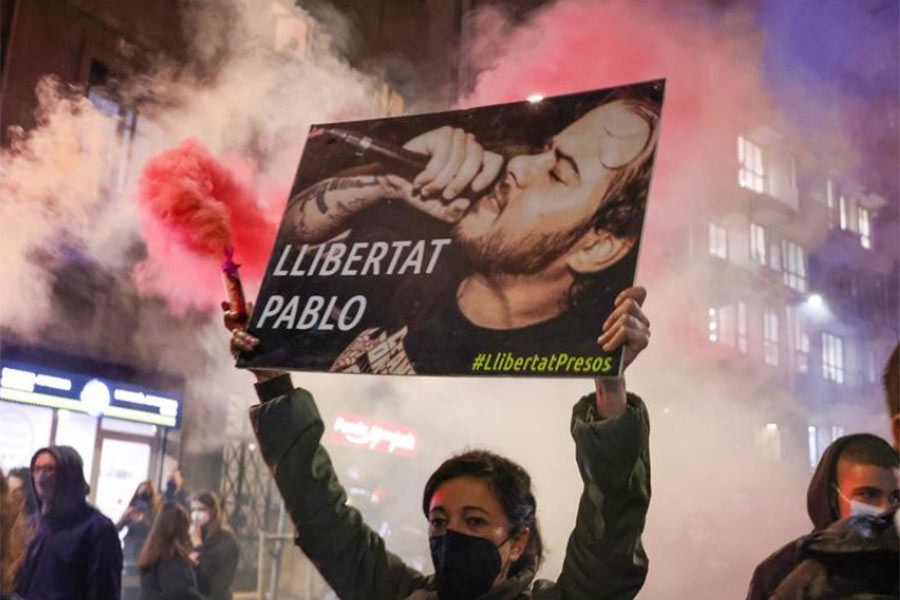 Police investigate possible role of foreigners in Barcelona riots