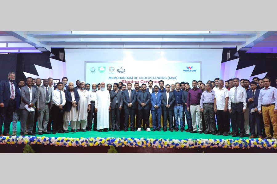 Walton’s higher officials and the vising universities teachers pose for a group photo at the MoUs signing ceremony.