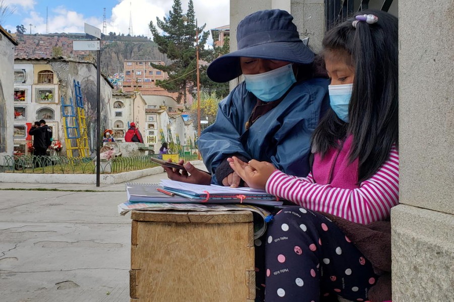 Bolivian girl takes her virtual classes in a cemetery!