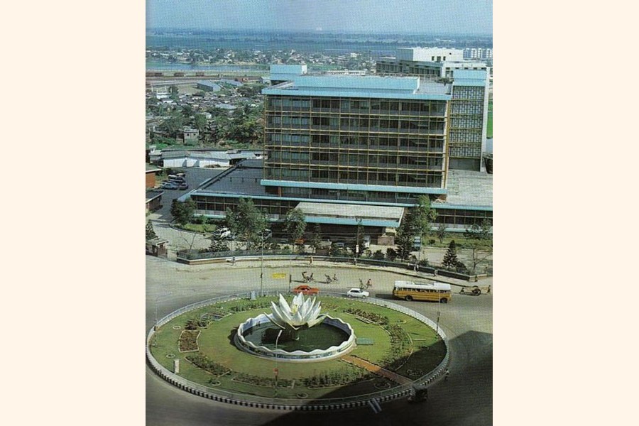 A sky view of Motijheel commercial area in Dhaka during 1980s 	—Collected Photo