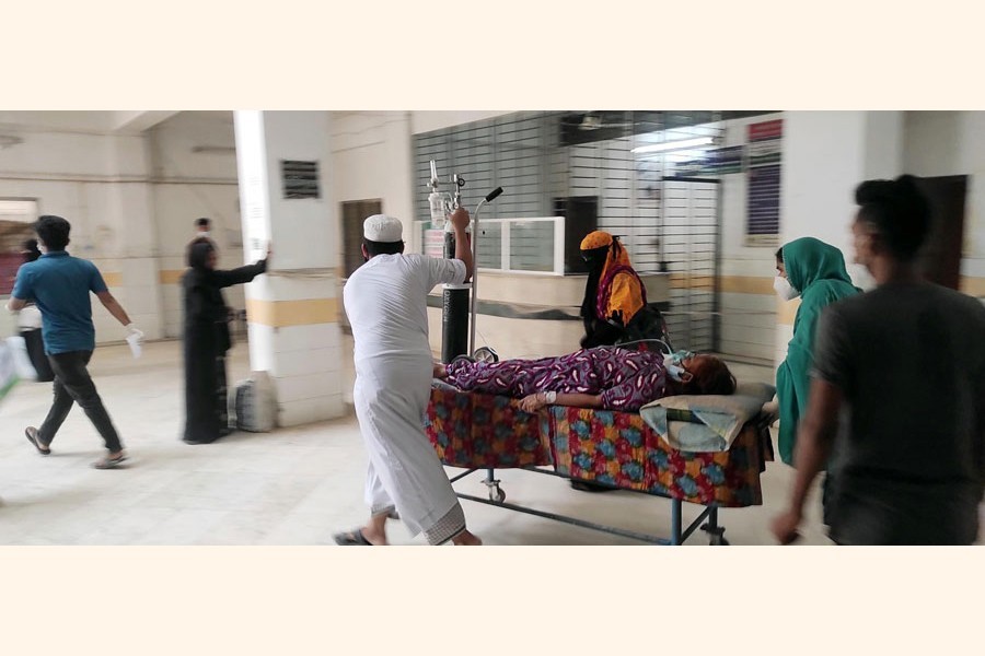 Family members taking a corona patient to Cumilla Covid-19 dedicated hospital — FE Photo