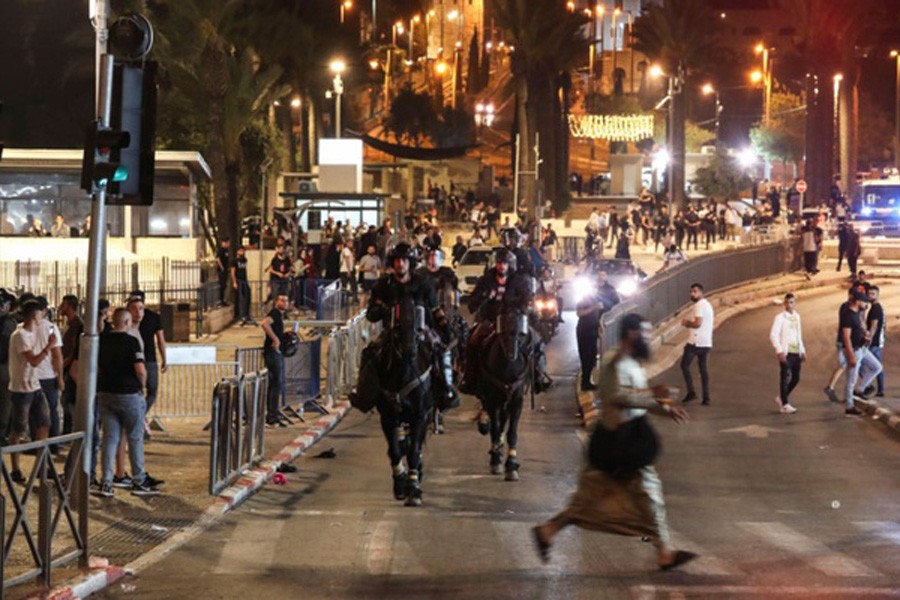 Ramadan sees Israeli police and Palestinians face off in Jerusalem