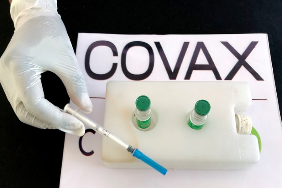 A nurse prepares to administer the AstraZeneca/Oxford vaccine under the COVAX scheme against the coronavirus disease (Covid-19) at the Eka Kotebe General Hospital in Addis Ababa, Ethiopia, March 13, 2021 — Reuters/Files