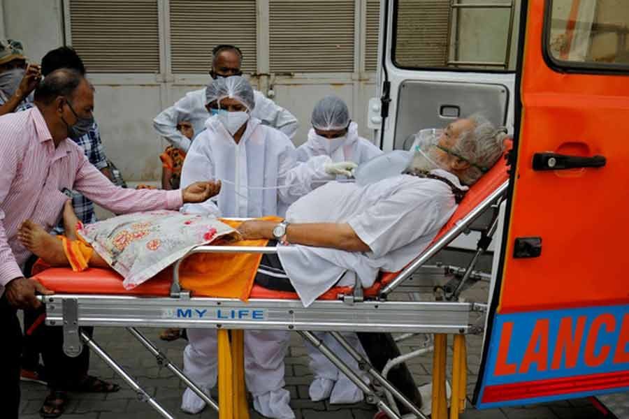 A patient wearing an oxygen mask is wheeled inside a COVID-19 hospital for treatment on Monday, amidst the spread of the coronavirus disease (COVID-19) in Ahmedabad of India -Reuters photo