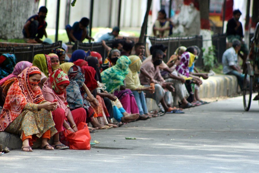 Low income people in Dhaka’s Eskaton area waiting for people to come and provide some relief assistance for them during the government-enforced lockdown in the country last year — Focus Bangla/Files