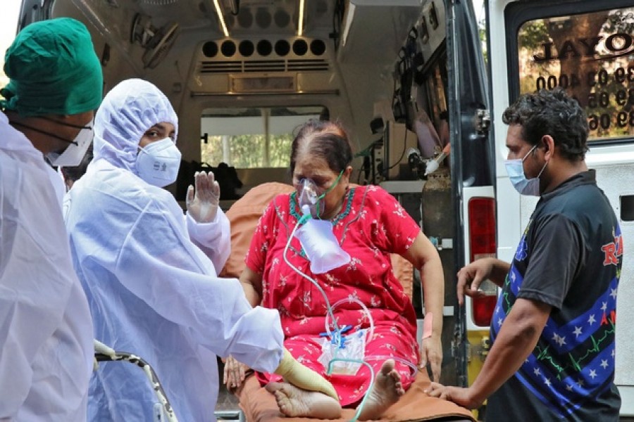 Healthcare workers and relatives carry a woman from an ambulance for treatment at a COVID-19 care facility, amidst the spread of the coronavirus disease (COVID-19) in Mumbai, India, May 4, 2021 - Reuters photo