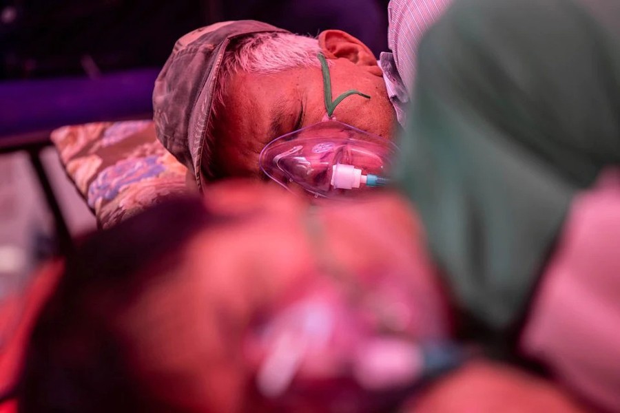 People receive oxygen support for free at a Gurudwara (Sikh temple), amidst the spread of the coronavirus disease (Covid-19), in Ghaziabad, India on May 6, 2021 — Reuters photo