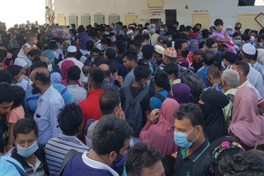 Eid travellers crowd Shimulia ferries defying health rules