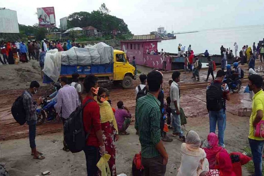 Mad rush of homebound travellers at Paturia terminal