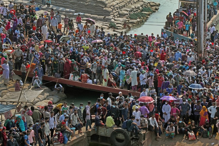 Police seize six trawlers for violating travel restrictions at Shimulia